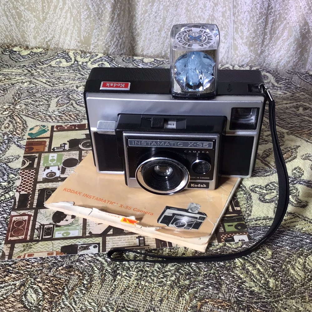 🔥SALE Vintage camera Kodak instamatic x-35 w/book (used) flash bulb for Display